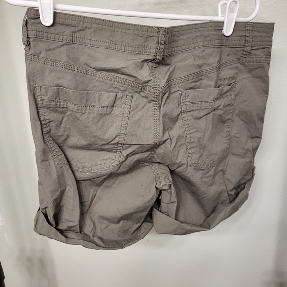 Shorts - Picture 2 of 3